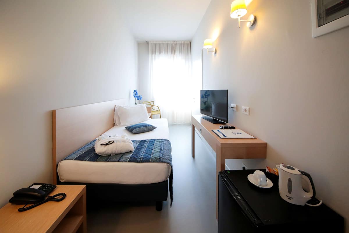 Chambre Standard, 1 lit une place, non-fumeurs | Minibar, coffres-forts dans les chambres, bureau, chambres insonorisées