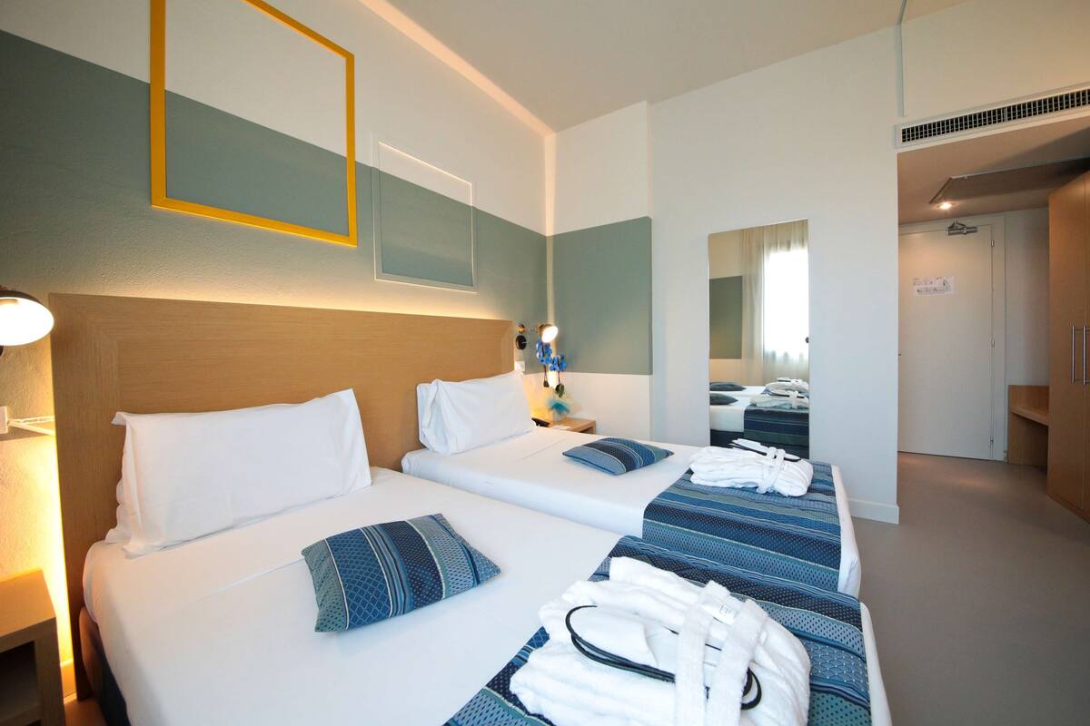 standard room, 1 queen bed (twin bed on request) | minibar, in-room safe, desk, soundproofing