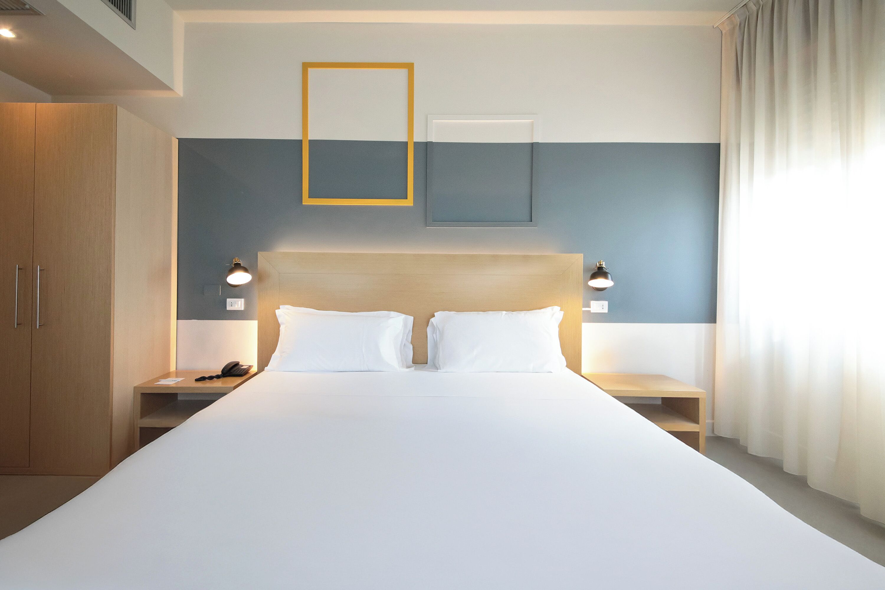 Minibar, caja de seguridad en la habitación y escritorio 