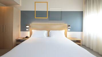 Minibar, caja de seguridad en la habitación y escritorio