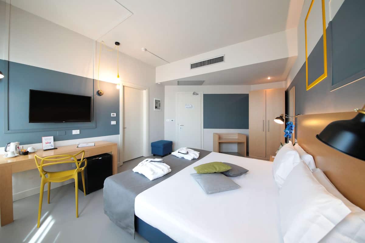 Chambre Supérieure, 1 trÚs grand lit, non-fumeurs | Minibar, coffres-forts dans les chambres, bureau, chambres insonorisées
