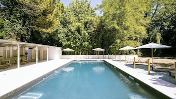 Sæsonbestemt udendørs pool, parasoller, liggestole