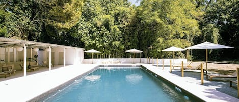 AuĂenpool (je nach Saison geöffnet), Sonnenschirme, LiegestĂŒhle