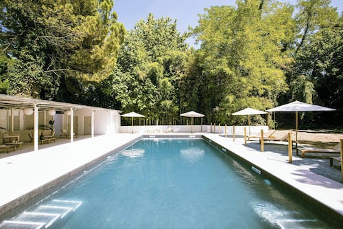 Piscine extérieure (ouverte en saison), parasols de plage