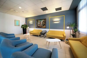 Coin salon dans le hall