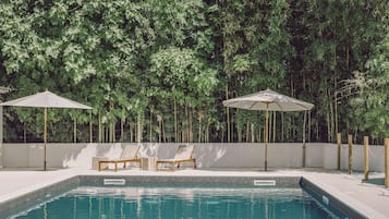 Piscina stagionale all'aperto, ombrelloni da piscina, lettini