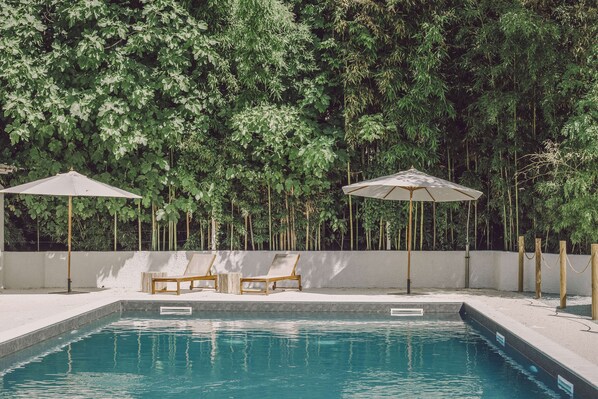 Piscine extérieure (ouverte en saison), parasols de plage