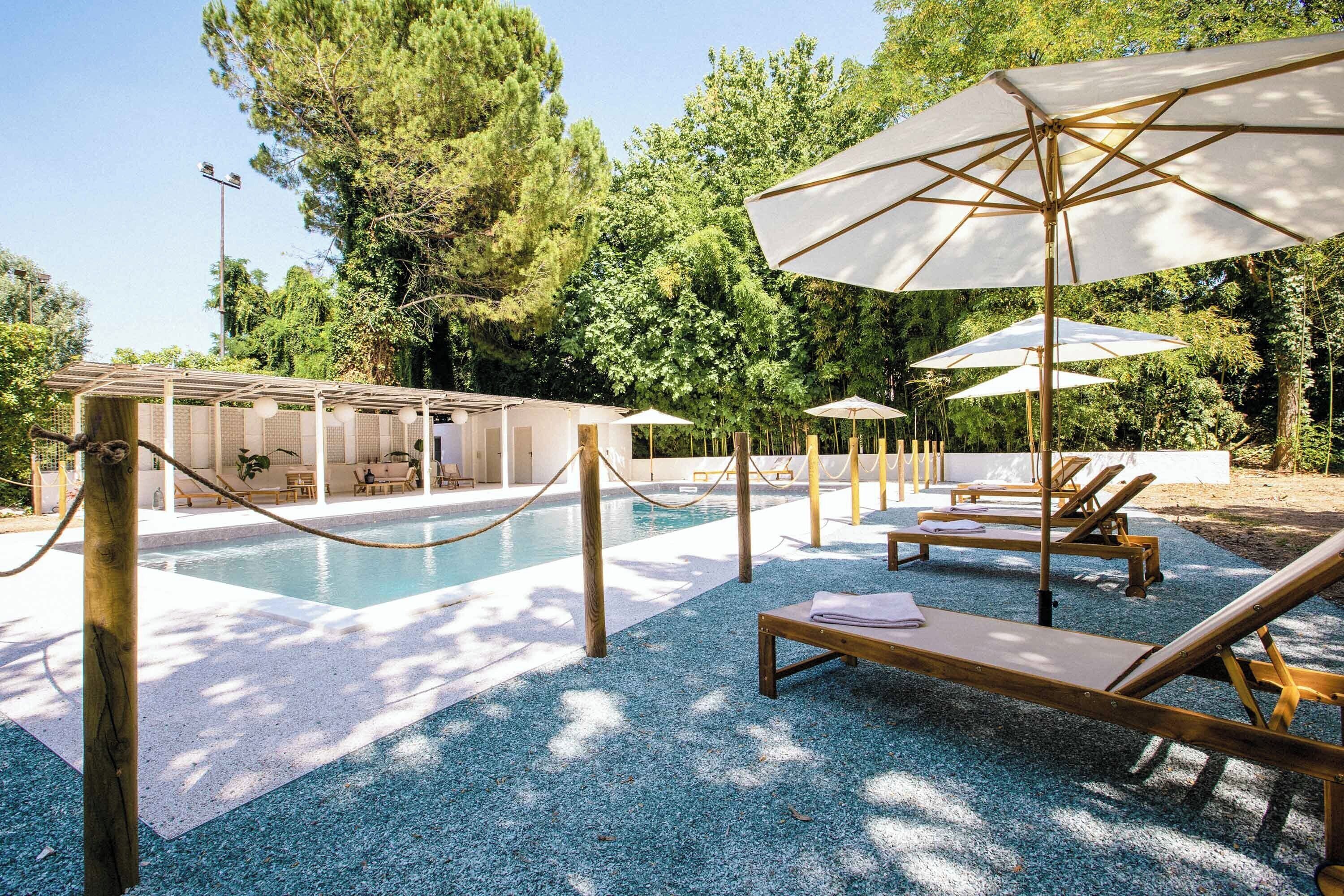 Hồ bơi ngoài trời phục vụ theo mùa, dù/ô trên bãi biển/hồ bơi 