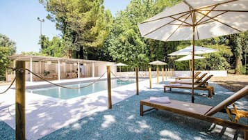 Hồ bơi ngoài trời phục vụ theo mùa, dù/ô trên bãi biển/hồ bơi