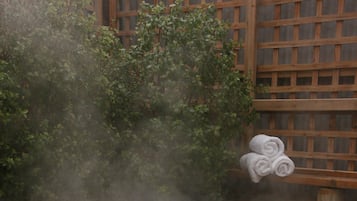 Bañera de hidromasaje al aire libre