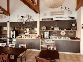 Café da manhã com buffet todos os dias mediante uma taxa