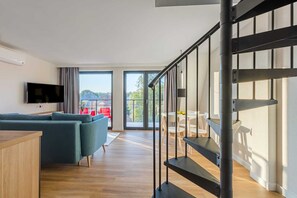 Apartamento sénior | Zona de estar | Televisión LCD de 42 pulgadas con canales por satélite, libros