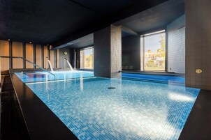 Piscina interna, piscina externa sazonal, espreguiçadeiras