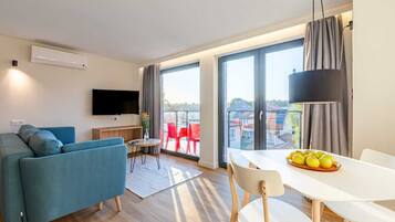 Senior Apartment | Premium bedding, in-room safe, cribs/infant beds, free WiFi