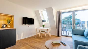 Senior Apartment | Premium bedding, in-room safe, cribs (surcharge), WiFi (free)