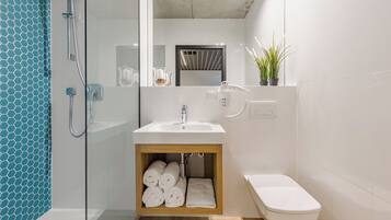 Appartamento familiare | Bagno | Doccia, set di cortesia gratuito, asciugacapelli, asciugamani