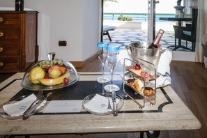 Suite Exclusive, bain à remous | Coin séjour | Télévision LCD de 40 pouces avec chaînes par satellite, télévision