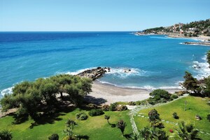 Spiaggia privata, sabbia scura, lettini da mare, ombrelloni
