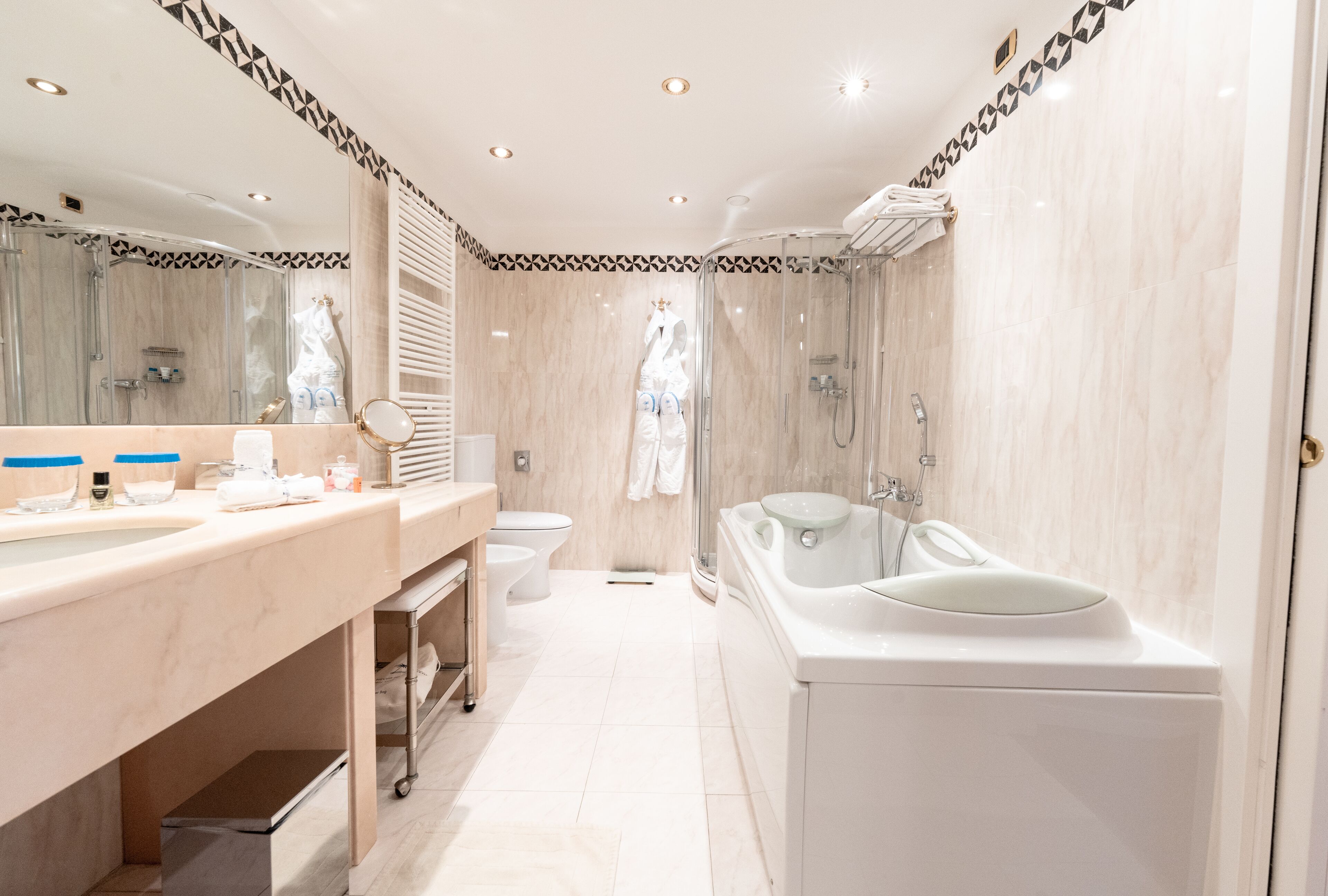 suite royal con vista mare | bathroom | combined shower/bathtub, rainfall showerhead, designer toiletries