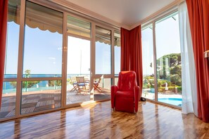Suite con Terrazza Vista Mare (Spa/Club Lounge Access) | Living area | 40-inch LCD TV with satellite channels, TV, DVD player - Grand Hotel del Mare Resort & Spa (Bordighera)
