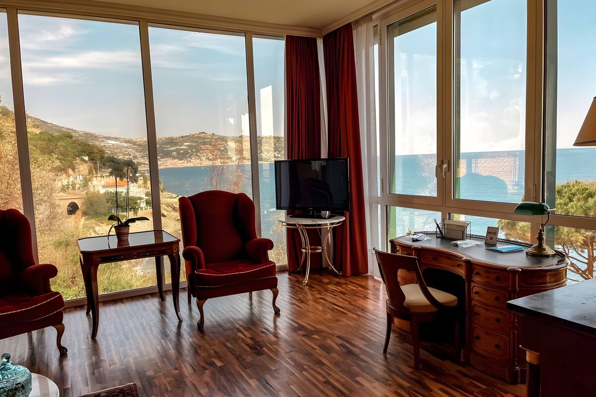 suite con terrazza vista mare (spa/club lounge access) | living area | 40-inch lcd tv with satellite channels, tv, dvd player