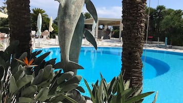 Sæsonbestemt udendørs pool, hytter (tillægsgebyr), parasoller