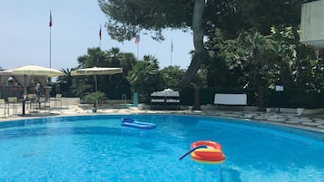 Seasonal outdoor pool, open 9:00 AM to 7:00 PM, cabanas (surcharge)