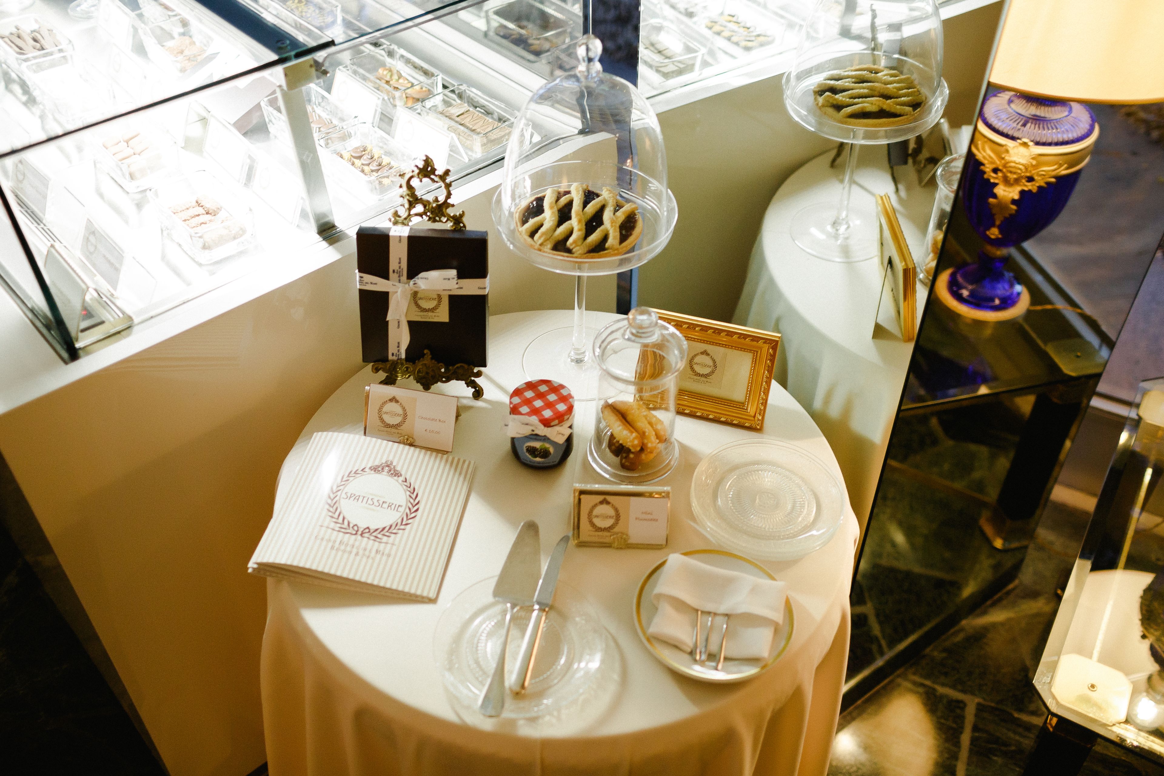 2 bars/lounges, poolside bar, beach bar