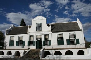 Exterior - Karoopark Guest House (Graaff-Reinet)