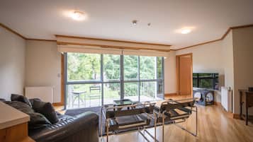 Apartment, 1 Bedroom, Kitchen (Unserviced) | Hypo-allergenic bedding, desk, laptop workspace, free WiFi