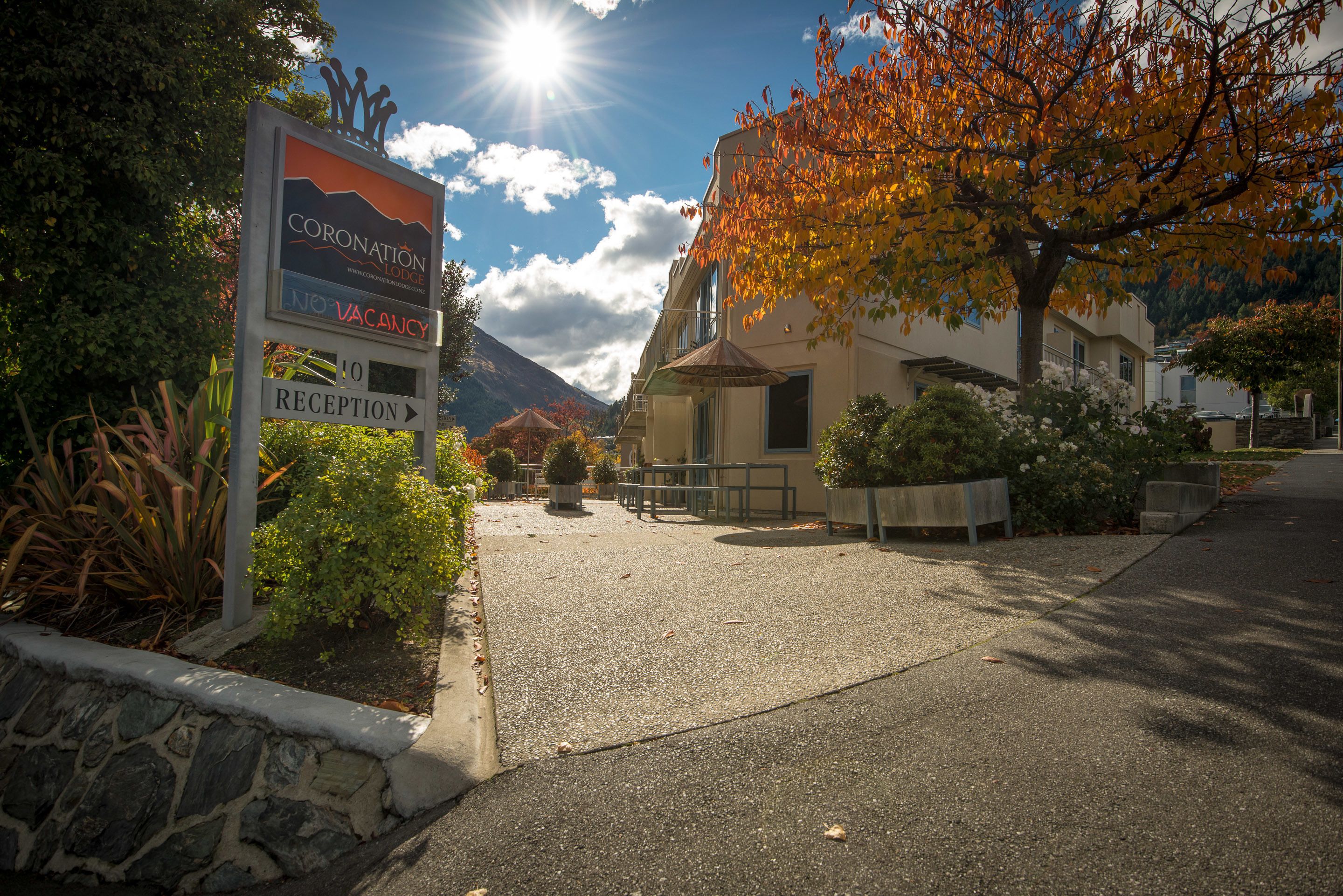 L'entrée d'un hôtel, avec une enseigne indiquant l'emplacement de la réception.