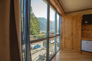 Hypo-allergenic bedding, desk, laptop workspace, free WiFi