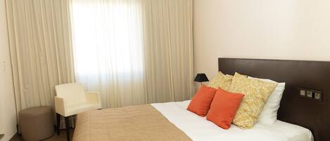 Standardværelse - 1 queensize-seng | Premium-sengetøj, senge med topmadrasser, individuelt design, skrivebord