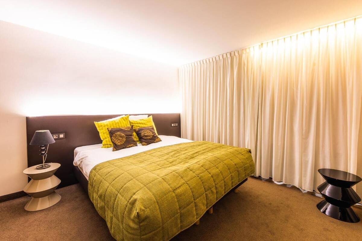 Ropa de cama de alta calidad y colchones con acolchado adicional