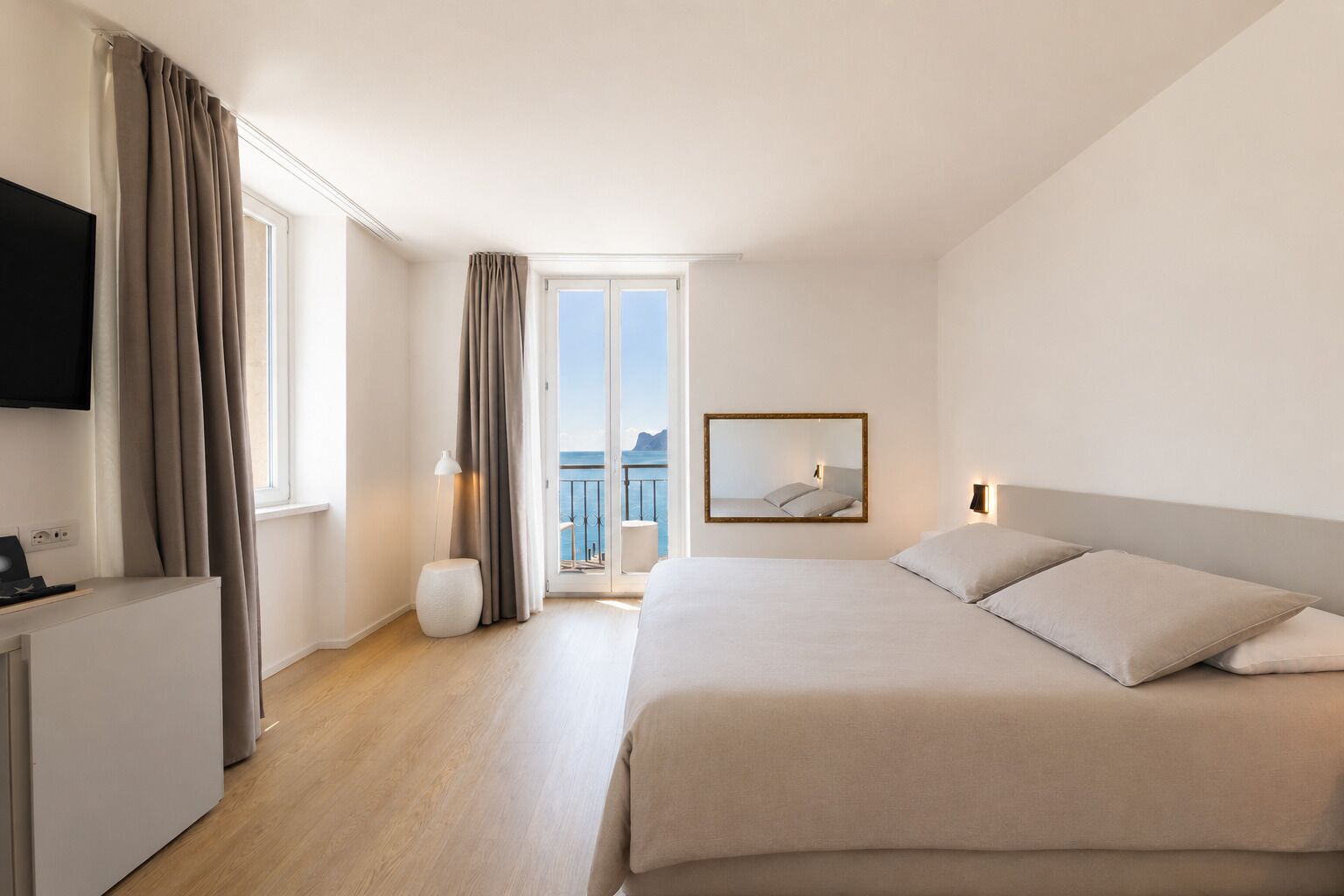 Queen Double Room, vista lago | Biancheria da letto ipoallergenica, copriletto in piuma, minibar