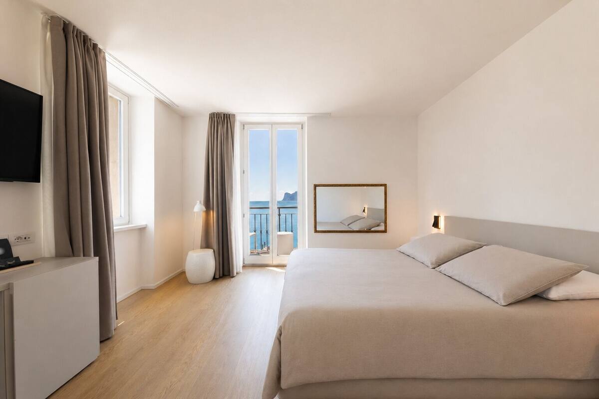 Kahden hengen deluxe-huone, 1 parisänky | Allergiatestatut vuodevaatteet, untuvapeitot, minibaari