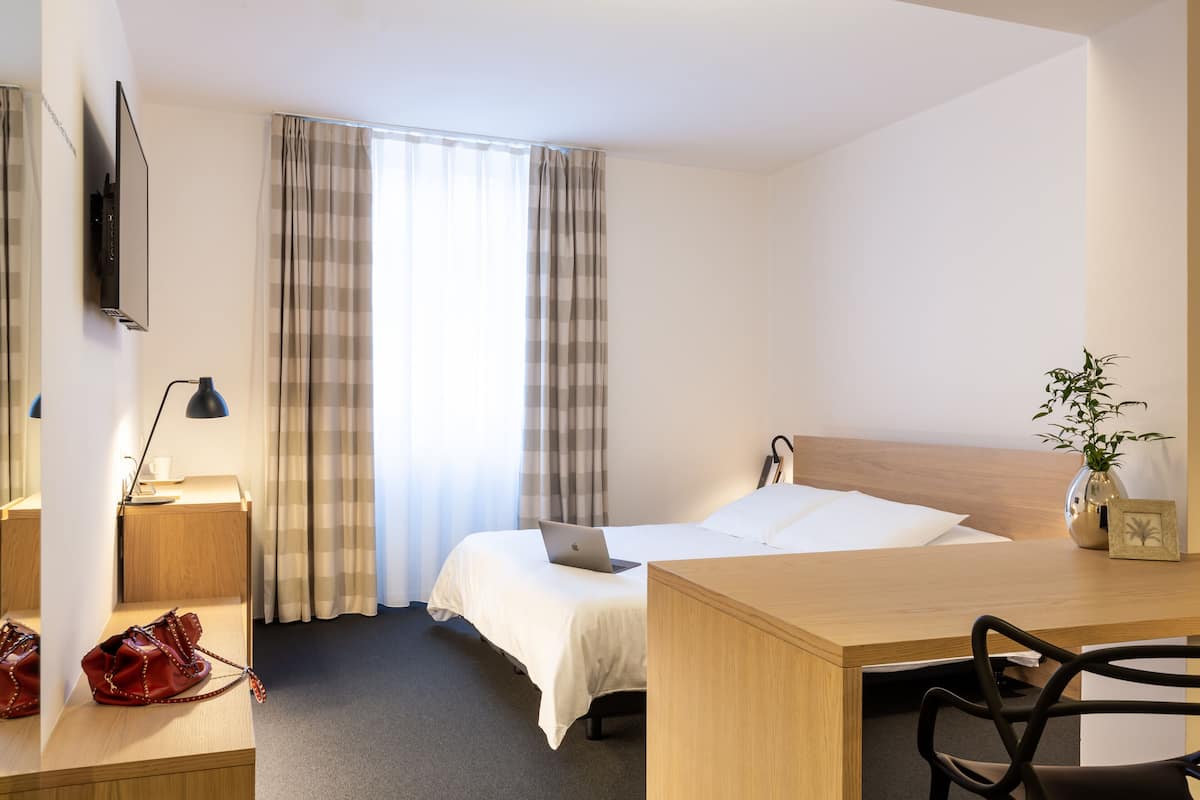 Comfort Double Room | Hypo-allergenic bedding, down comforters, minibar, in-room safe