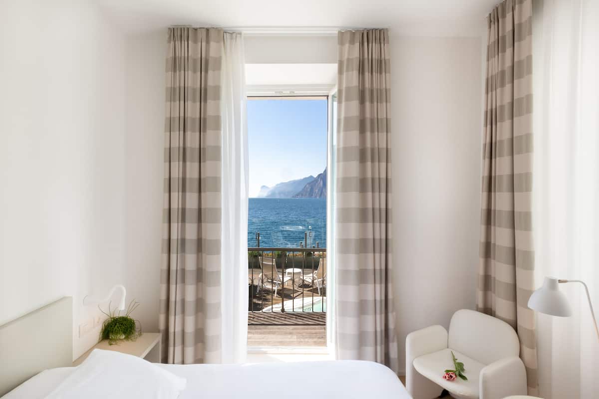 superior double room, terrace, lake view (whirpool) | hypo-allergenic bedding, down duvets, minibar, in-room safe