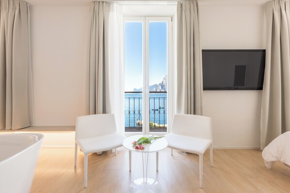Habitación triple estándar, vista al lago | Ropa de cama hipoalergénica, edredón y minibar 