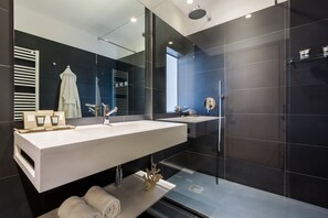 Hair dryer, bidet, towels - Hotel Lago di Garda (Nago-Torbole)
