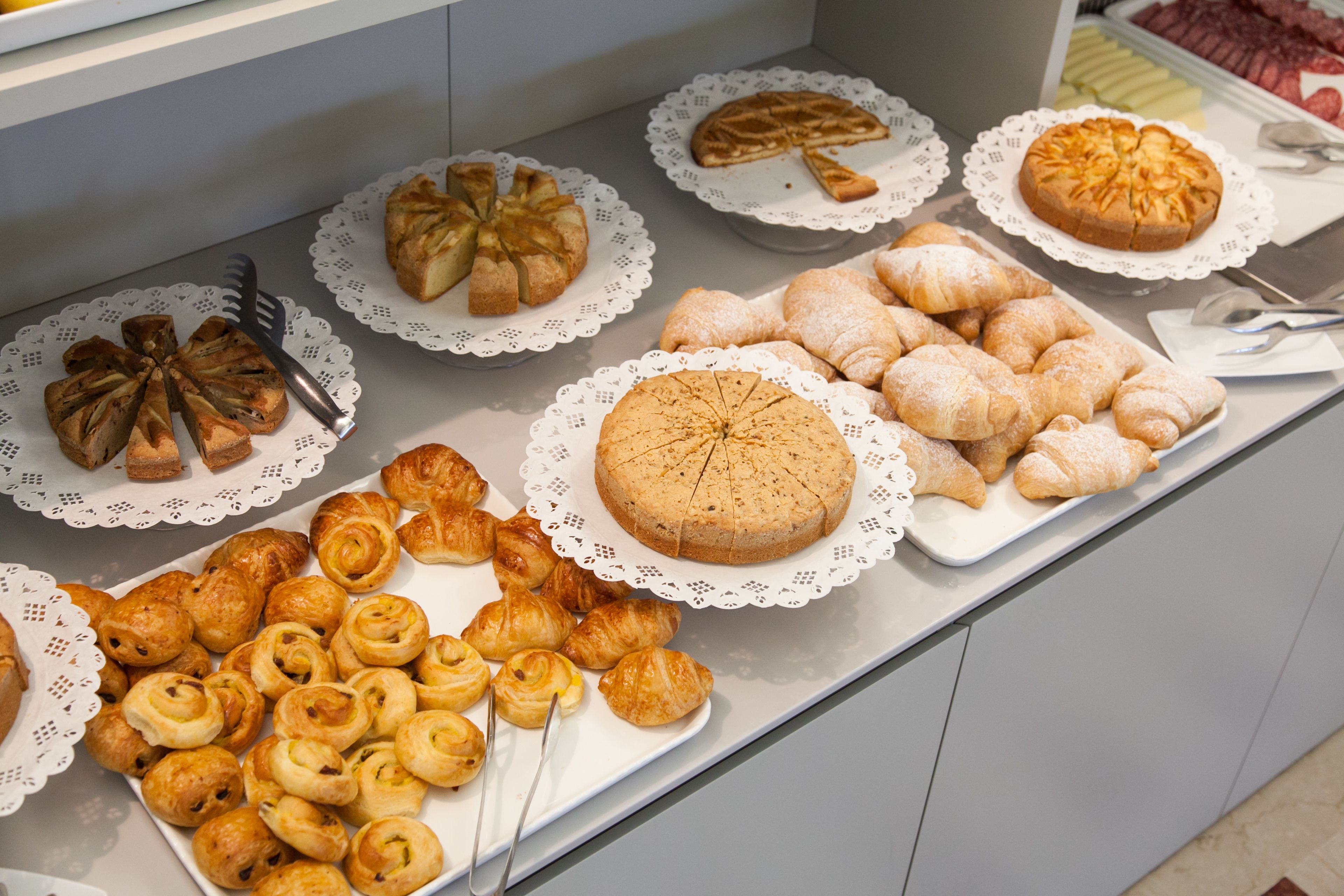 Tägliches kontinentales Frühstück (19 EUR pro Person)