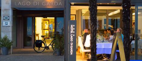 Entrada de un hotel con un letrero que dice "Hotel Lago Di Garda".