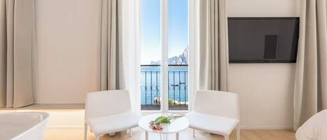 Chambre triple Standard, vue sur le lac | Literie hypoallergénique, couette en duvet, minibar, coffre-fort