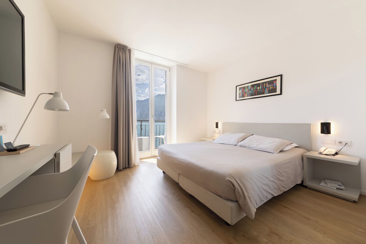 Hypo-allergenic bedding, down comforters, minibar, in-room safe