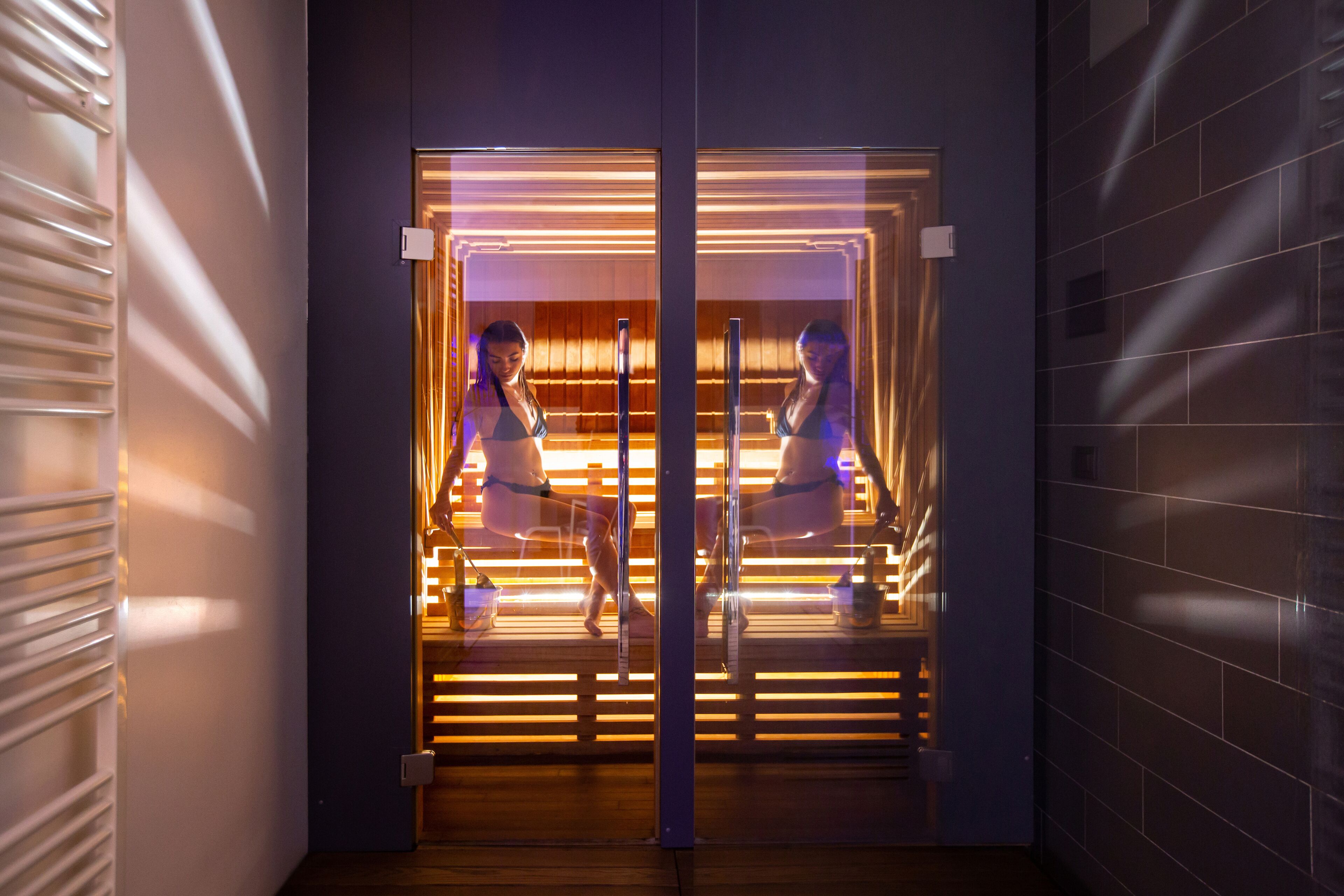Un ascensor moderno con puertas de cristal y detalles de madera.