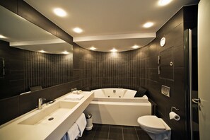 Suite | Bathroom | Shower, rainfall showerhead, hair dryer, towels - Konventum Konferencecenter (Helsingor)