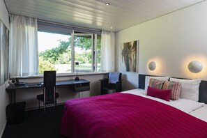 Dobbeltrom – superior | Allergitestet sengetøy, safe på rommet, skrivebord og strykejern/-brett