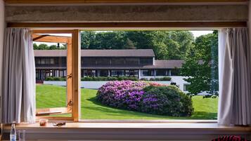 Habitación triple estándar | Ropa de cama hipoalergénica y caja de seguridad en la habitación