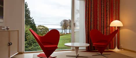 Hypo-allergenic bedding, in-room safe, desk, iron/ironing board