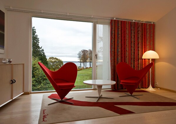 Suite | Allergitestet sengetøy, safe på rommet, skrivebord og strykejern/-brett